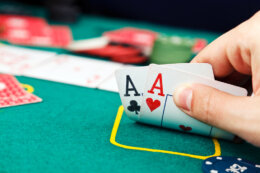 القفزات في لعبة البوكر التعامل مع أوراق الجيب Pocket Pairs