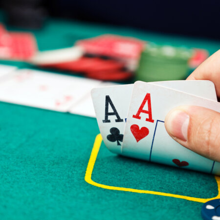 القفزات في لعبة البوكر التعامل مع أوراق الجيب Pocket Pairs