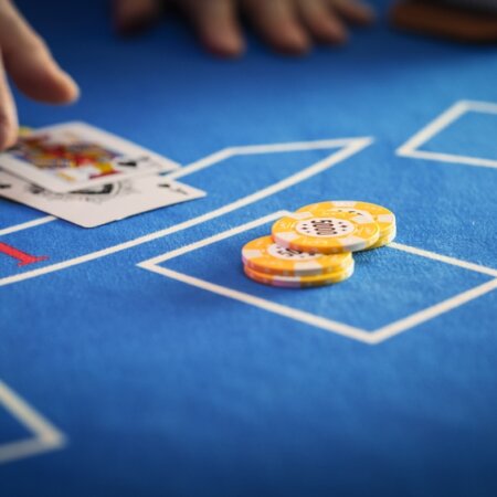قواعد الباكارات: دليلك الشامل لفهم كيفية اللعب وقوانين التوزيع