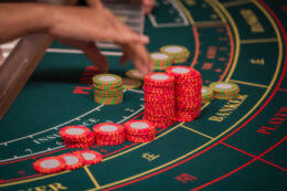 A,Hand,Of,Dealer,Organizing,The,Red,And,Green,Baccarat